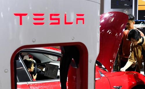 股價狂飆，券商緊急召開電話會議，特斯拉概念股投資風口追不追？